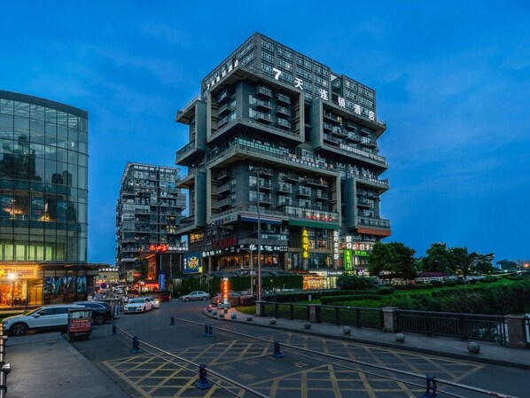 Unclassified image, 1 of 30, button - 7 Days Inn (Chengdu)
