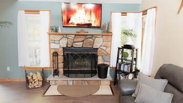 Een smart-tv, een open haard, videogames en een dvd-speler