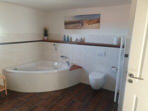 Baignoire, sĂšche-cheveux, serviettes fournies, savon
