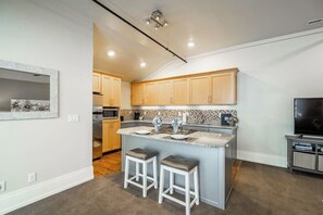 Fridge, microwave, oven, stovetop - Downtown Provo Luxury Bell Tower Apartment (Provo)