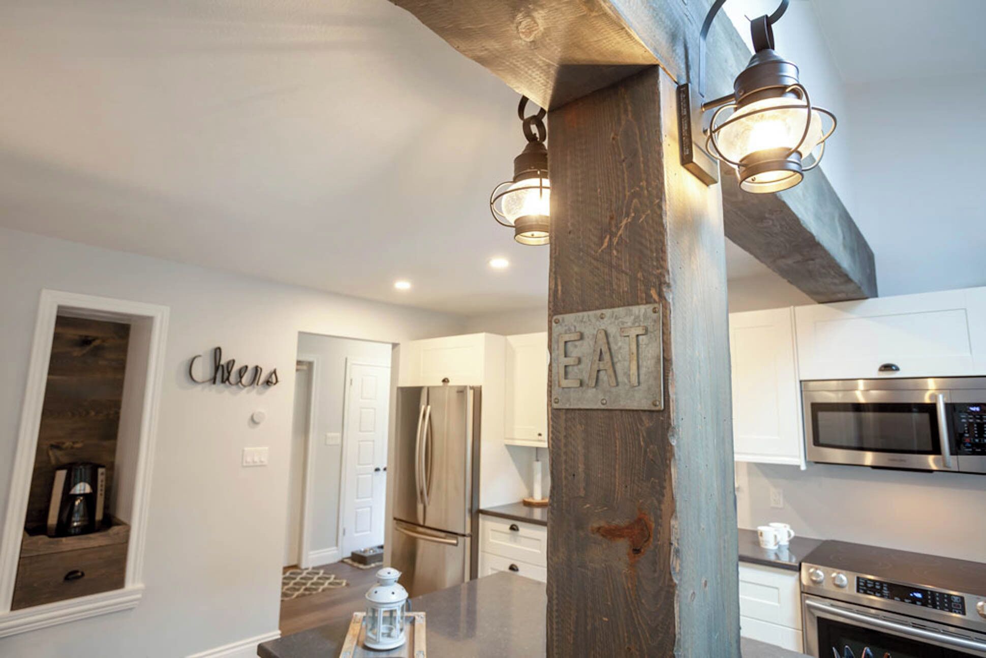 Jääkaappi, mikroaaltouuni, uuni, liesi