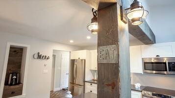 Jääkaappi, mikroaaltouuni, uuni, liesi