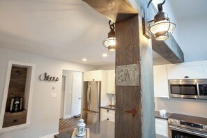 KĂŒhlschrank, Mikrowelle, Ofen, Herdplatte