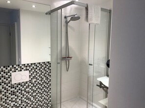 SĂšche-cheveux, serviettes fournies, papier toilette