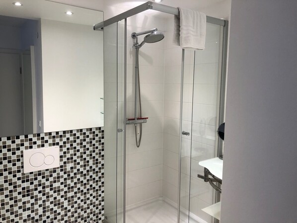 SĂšche-cheveux, serviettes fournies, papier toilette