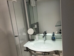 Haartrockner, Handtücher, Toilettenpapier