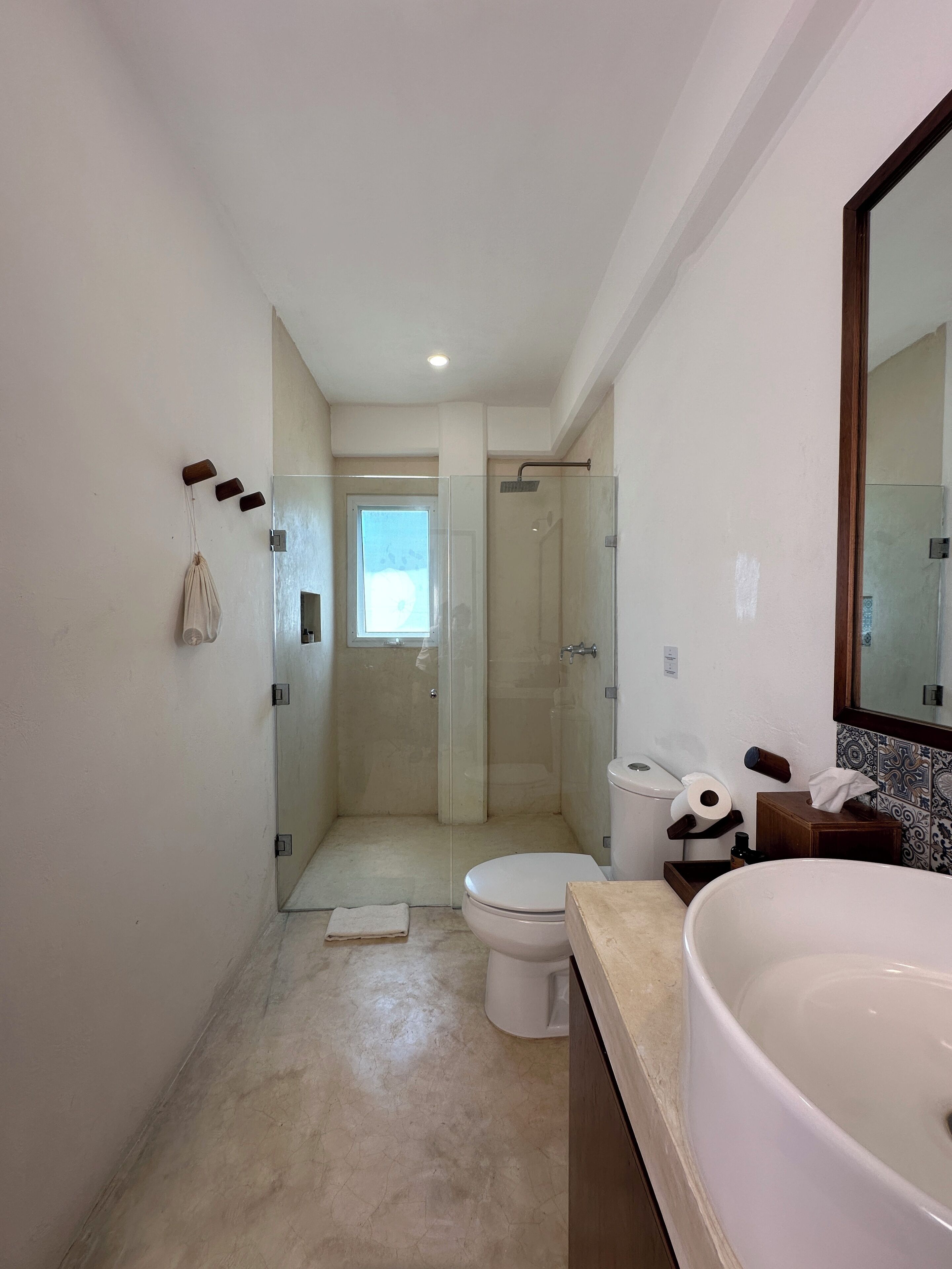 suite vista al mar | bathroom | shower, designer toiletries, hair dryer, towels
