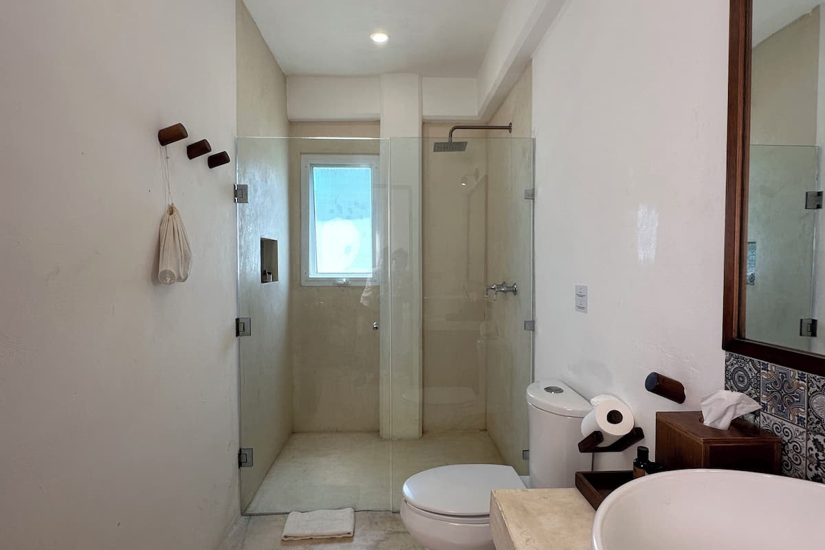 suite vista al mar | bathroom | shower, designer toiletries, hair dryer, towels