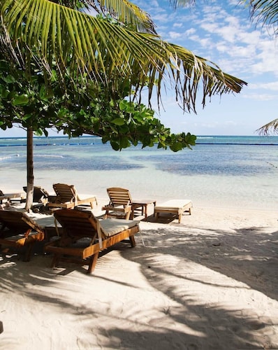 Noah Beach Hotel & Suites