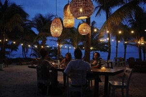 供应早餐、午餐和晚餐