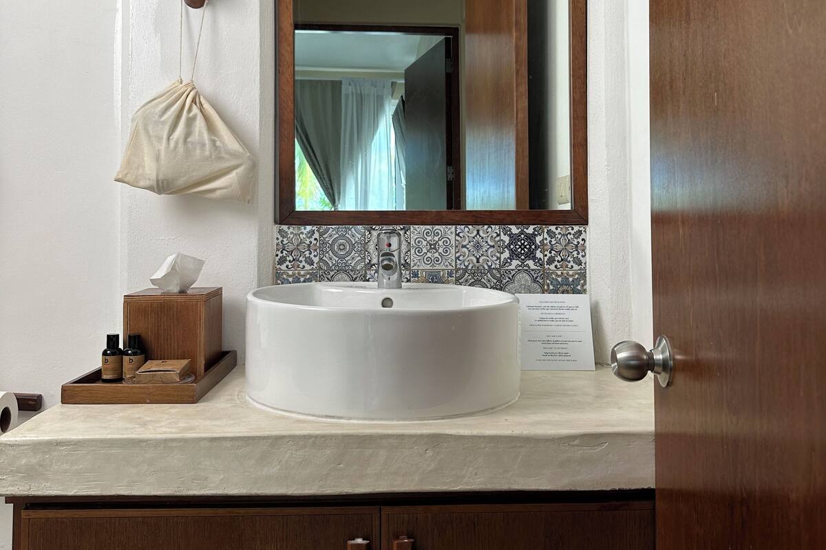 standard suite | bathroom | shower, designer toiletries, hair dryer, towels
