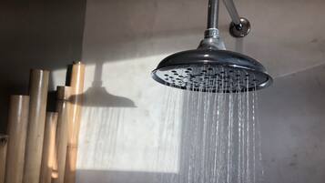 Un cabezal de ducha con agua saliendo.