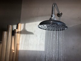 Un cabezal de ducha con agua saliendo.