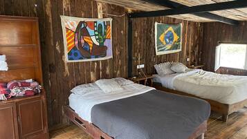 Cabaña básica, varias camas | Minibar, escritorio, tabla de planchar con plancha y wifi gratis