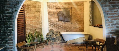 Deep soaking bathtub