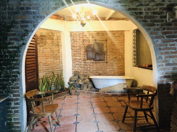 Deep soaking bathtub - El Capricho by Rotamundos (Xicotepec)