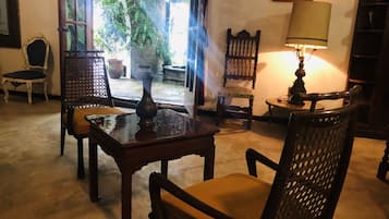 Televisión de pantalla plana de 32 pulgadas con canales por cable