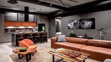 Televisión, chimenea, libros y estéreo