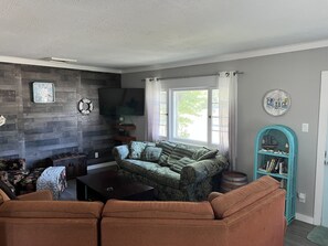 TV connectée, jeux vidéo, lecteur de DVD, livres