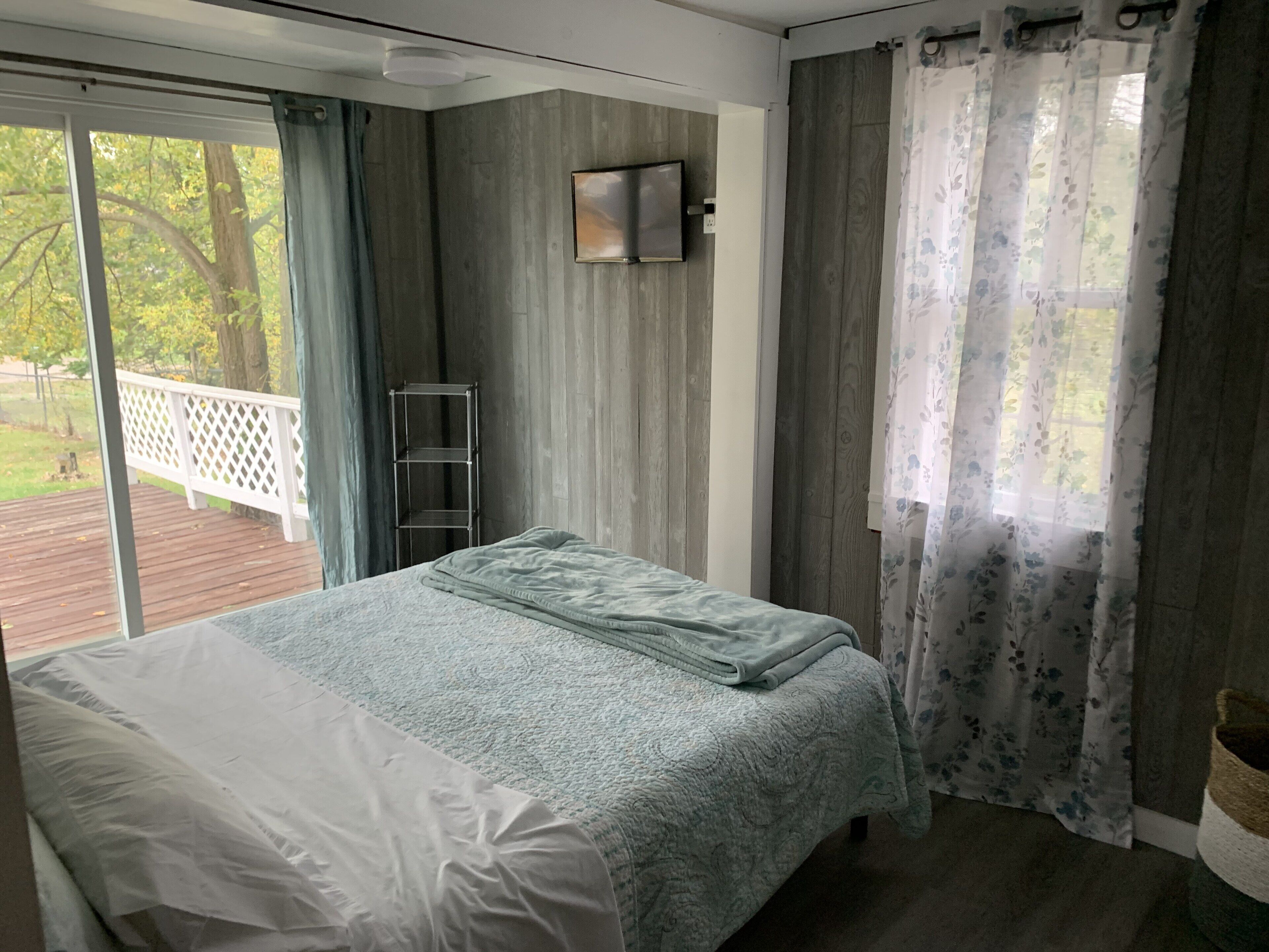 Walk to beach and main strip 