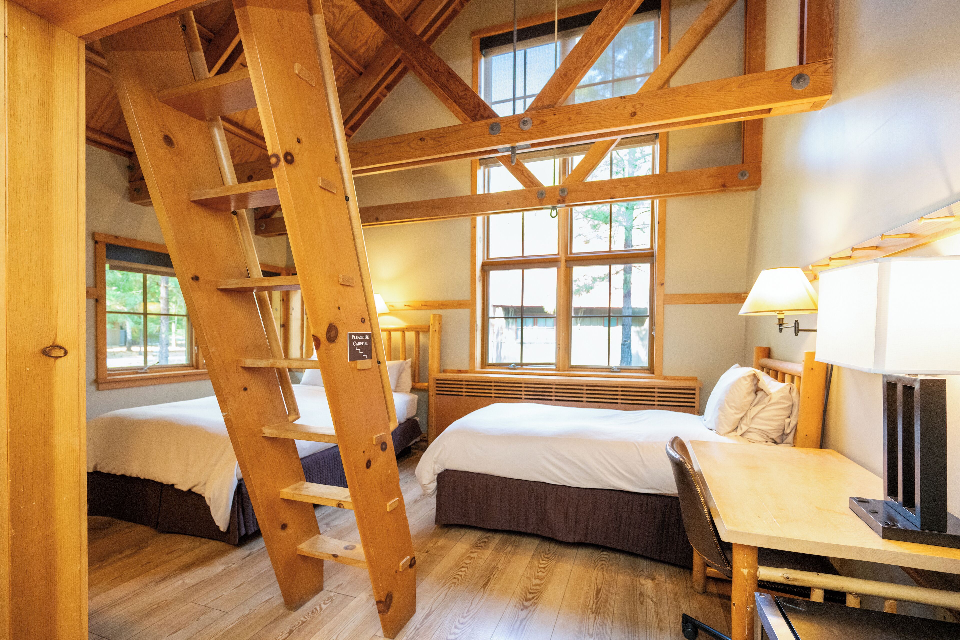 Loft | Biancheria da letto ipoallergenica, una scrivania, postazione laptop