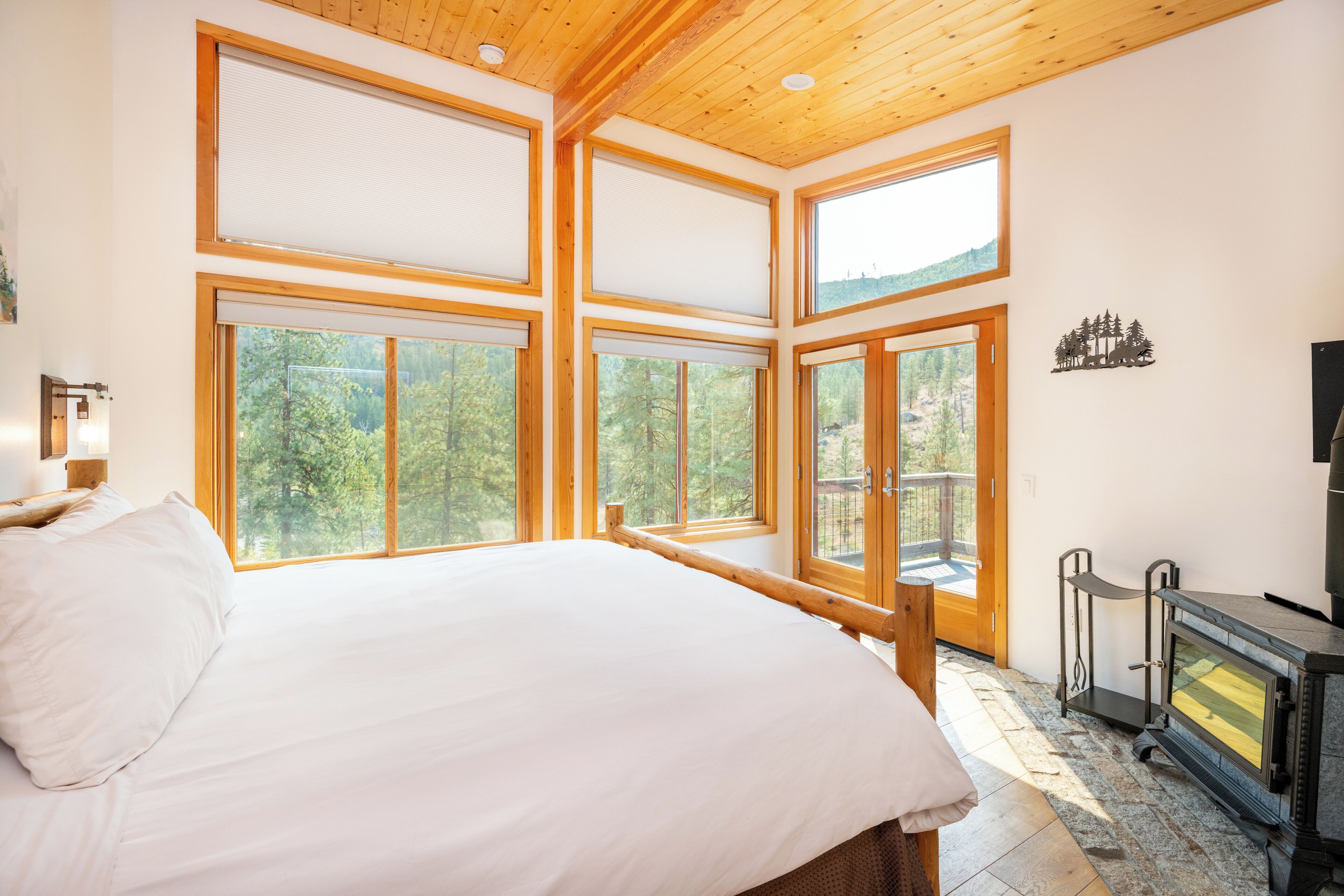 Osprey&#x27;s Nest | Desk, laptop workspace, free WiFi, bed sheets