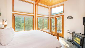 Osprey's Nest | Desk, laptop workspace, free WiFi, bed sheets