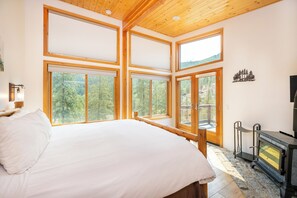 Osprey's Nest | Desk, laptop workspace, free WiFi, bed sheets