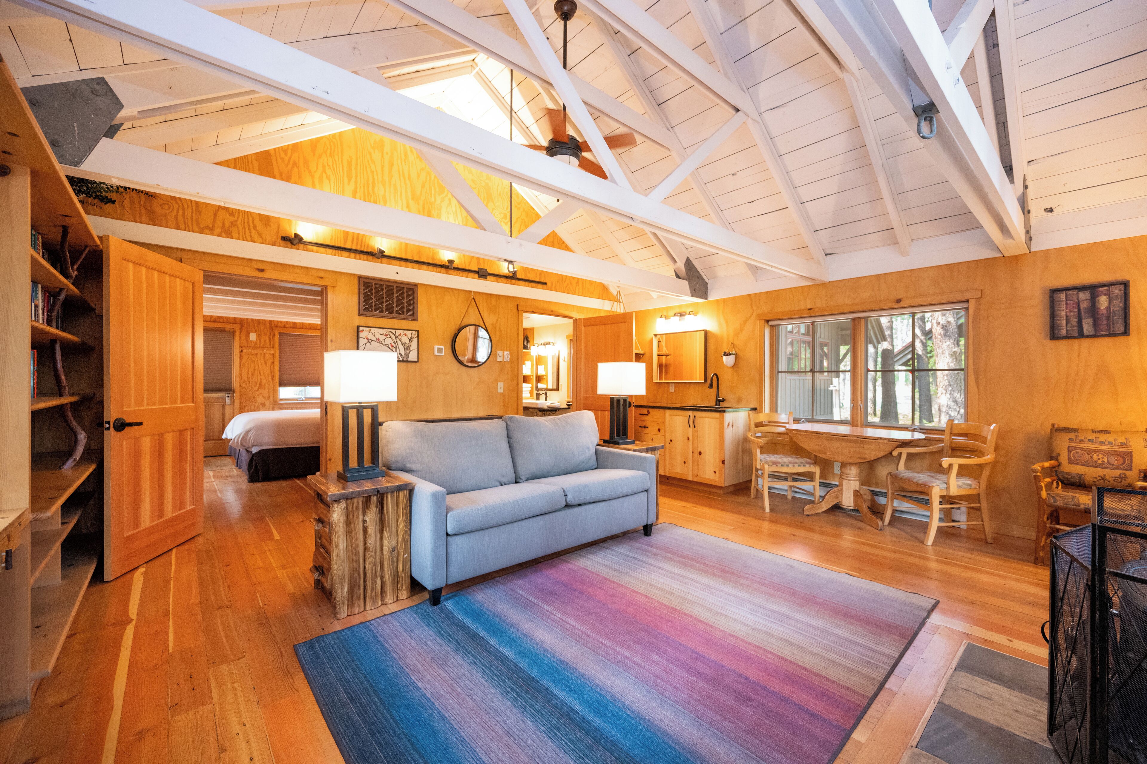 Bañera con ducha, secador de pelo, batas, toallas