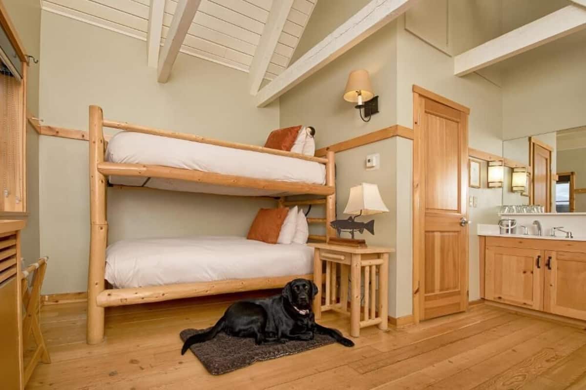 Desk, laptop workspace, free WiFi, bed sheets