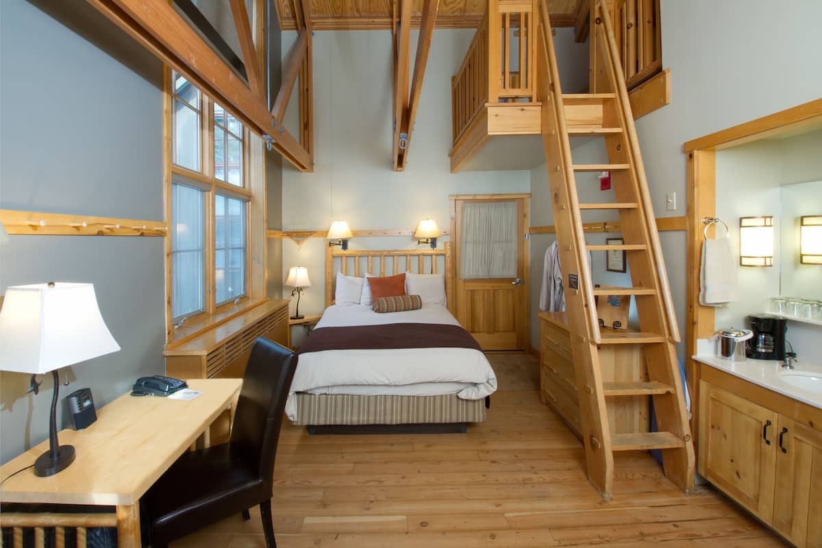 Desk, laptop workspace, free WiFi, bed sheets