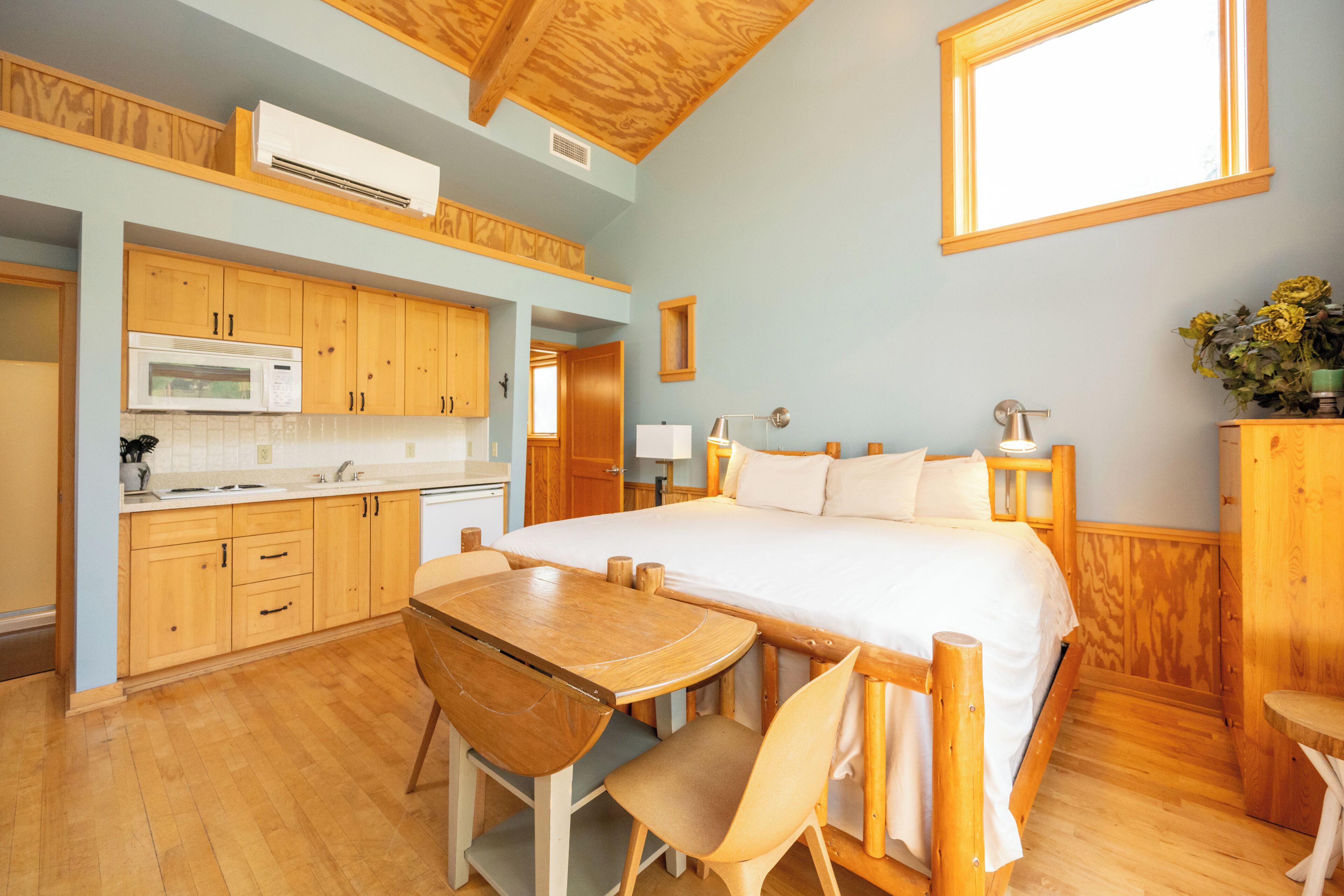 Cabaña | Cocina privada | Refrigerador, tetera eléctrica y periquera 