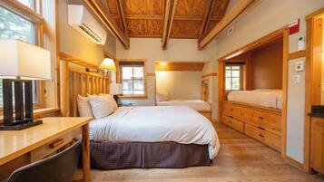 Double Alcove | Desk, laptop workspace, free WiFi, bed sheets