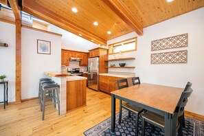 Osprey's Nest | Private kitchen | Fridge, electric kettle, highchair - Sleeping Lady Mountain Resort & Spa (Leavenworth)