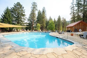 Seasonal outdoor pool - Sleeping Lady Mountain Resort & Spa (Leavenworth)