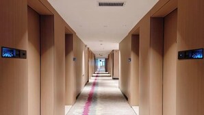 A long, narrow hallway with wooden paneling and a carpeted floor. - Lavande Hotel (Zhuhai Gongbei Port Plaza Light Rail Terminal Store) (Zhuhai)