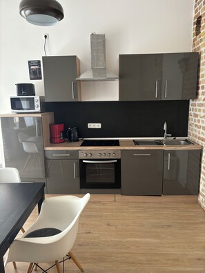 Kühlschrank, Mikrowelle, Ofen, Herdplatte