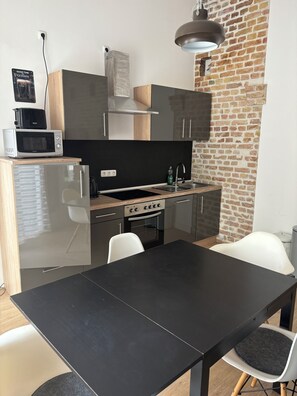 Kühlschrank, Mikrowelle, Ofen, Herdplatte