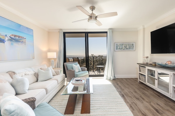 Extra large living room w/ ample seating for large groups; all new furniture
