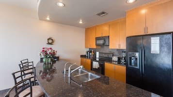 Geladeira, micro-ondas, fogão, cooktop
