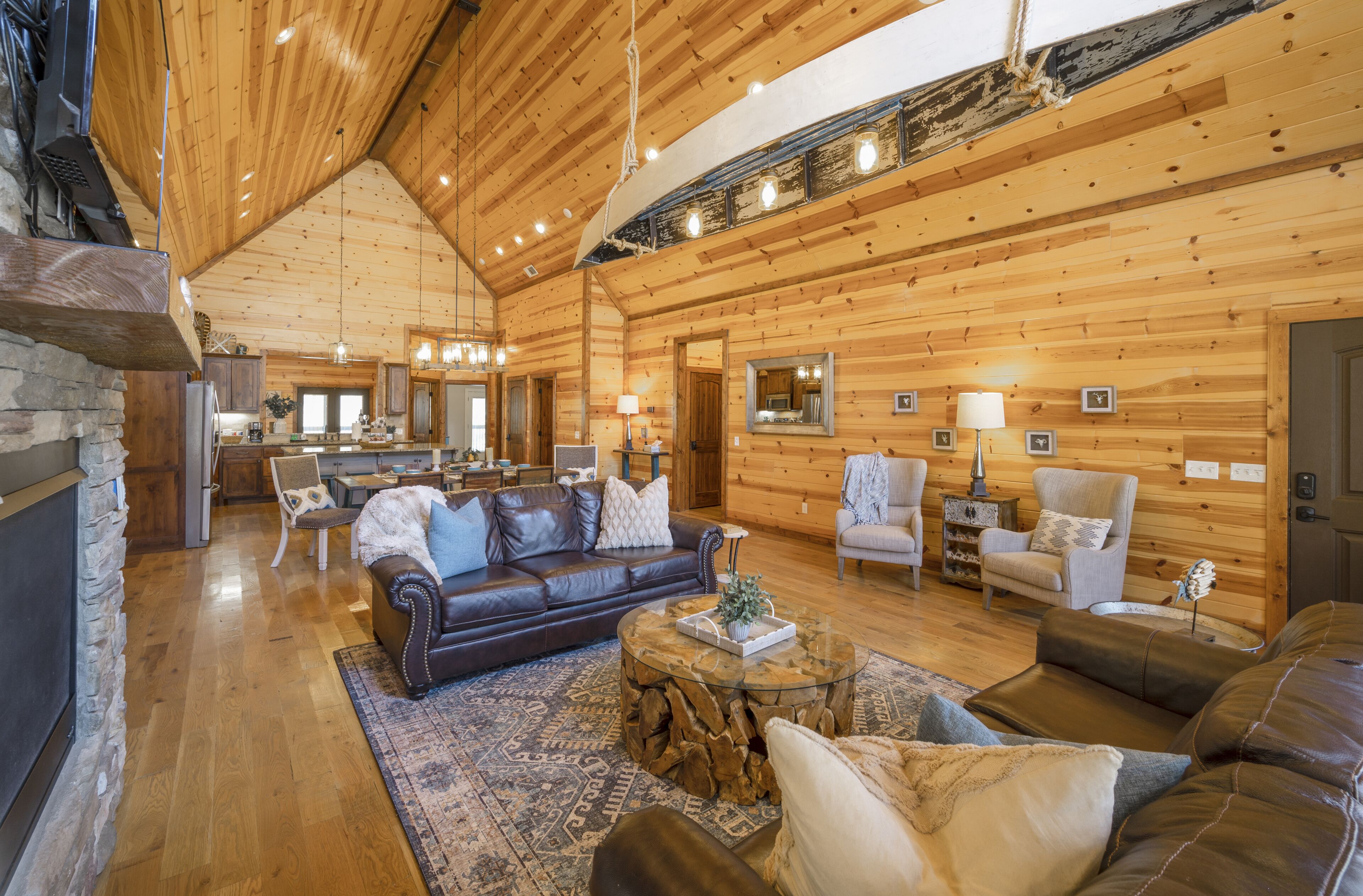 Relax and Unwind at the LAZY CANOE LODGE --Sleeps14!!!