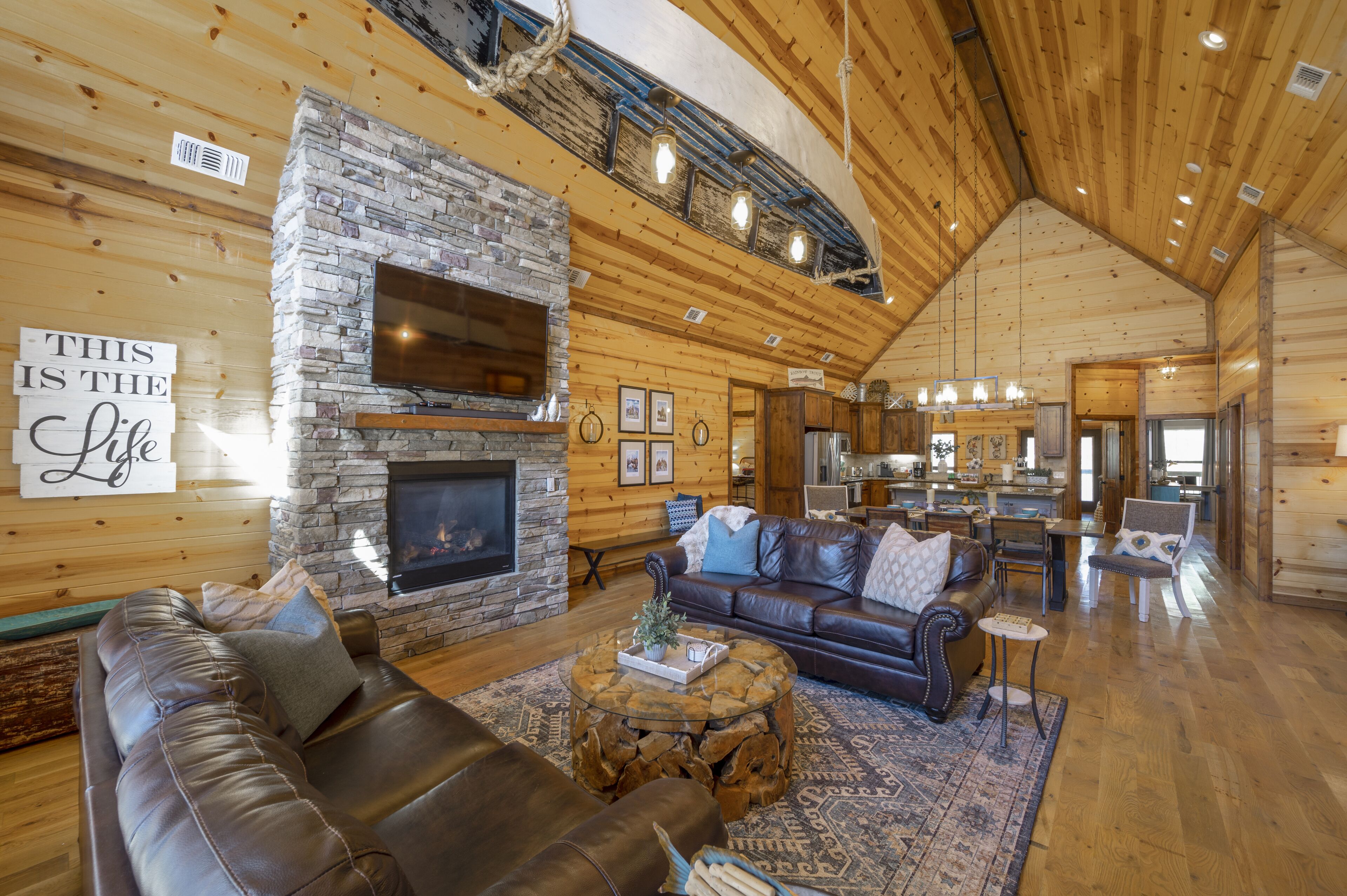 Relax and Unwind at the LAZY CANOE LODGE --Sleeps14!!!