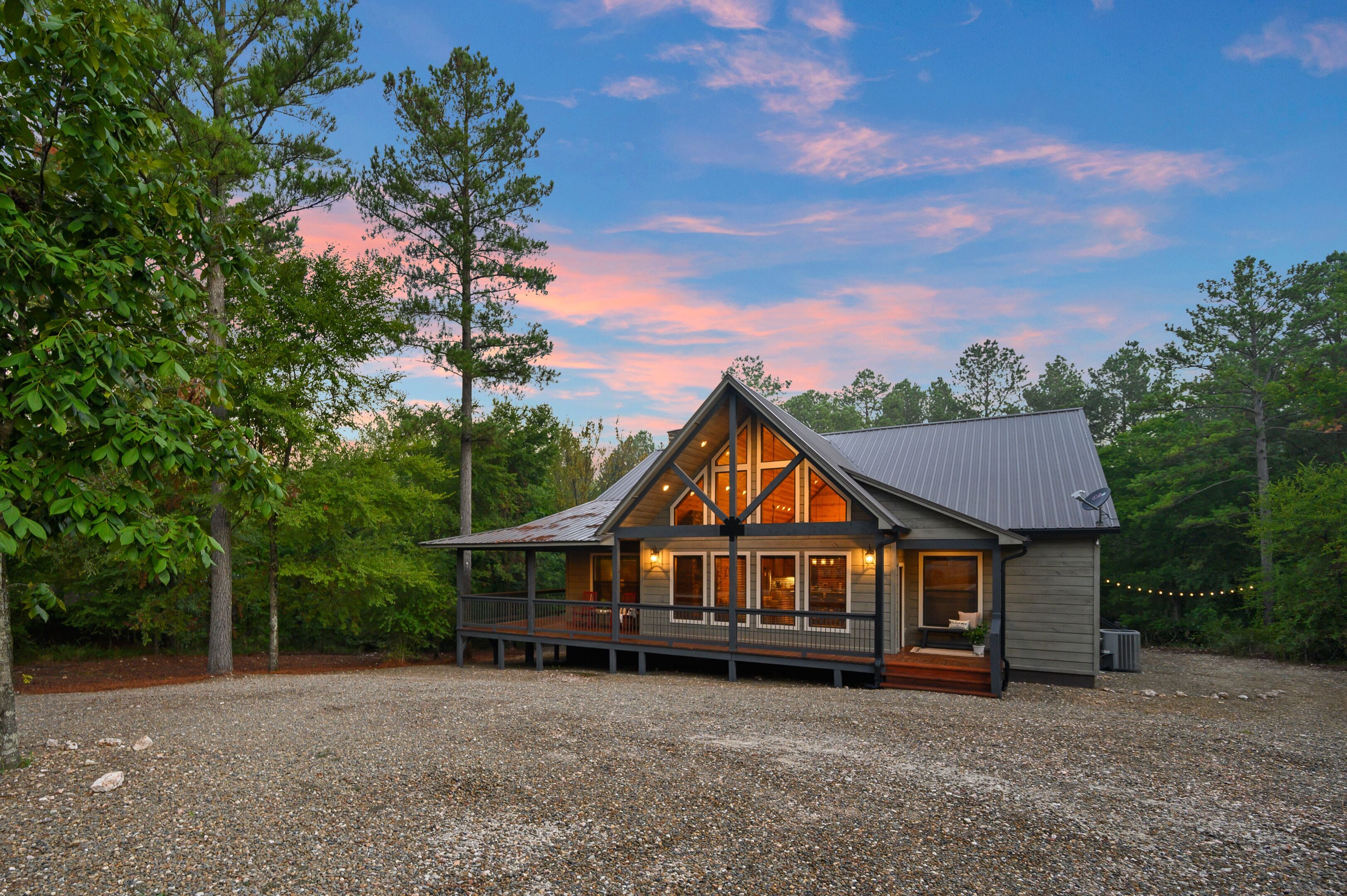 Relax and Unwind at the LAZY CANOE LODGE --Sleeps14!!!