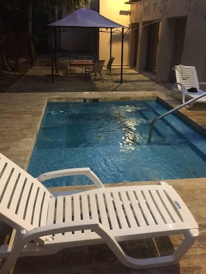 Habitación triple, vistas a la piscina, Baño compartido | Vue de la chambre