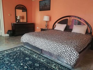 Tabla de planchar con plancha, wifi gratis y ropa de cama 