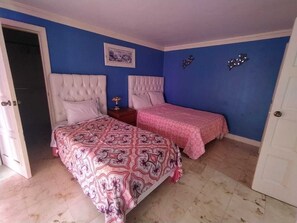Dreibettzimmer, Blick auf den Innenhof