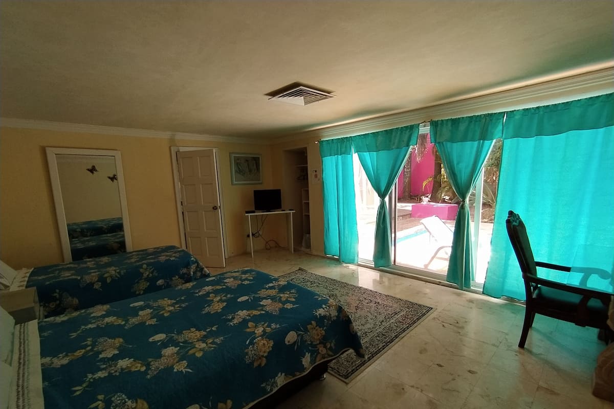 Tabla de planchar con plancha, wifi gratis y ropa de cama