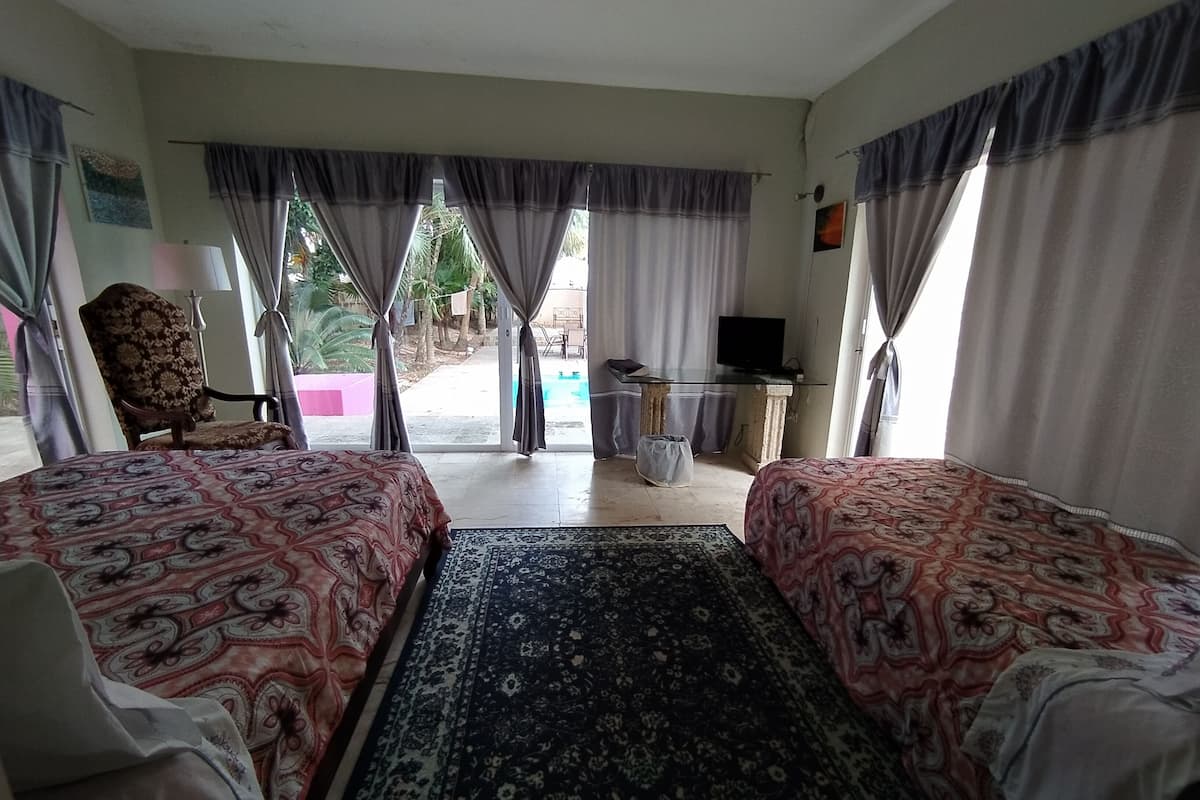 Habitación triple, vistas a la piscina, Baño compartido | 熨斗/熨衫板、免費 Wi-Fi、床單
