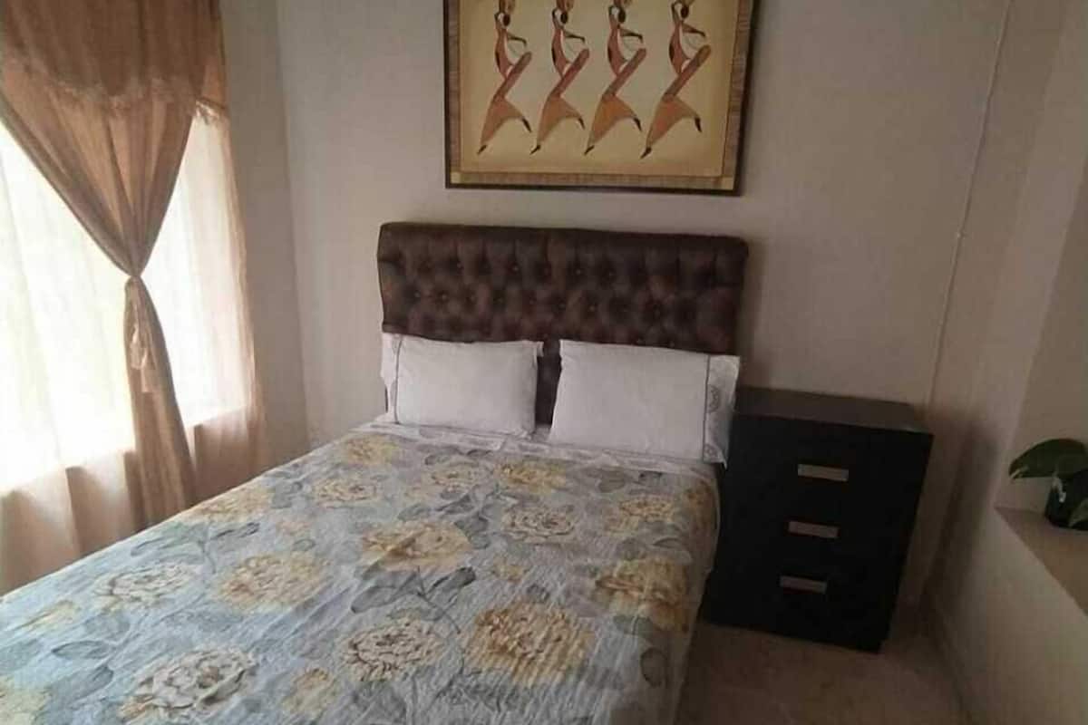 Tabla de planchar con plancha, wifi gratis y ropa de cama