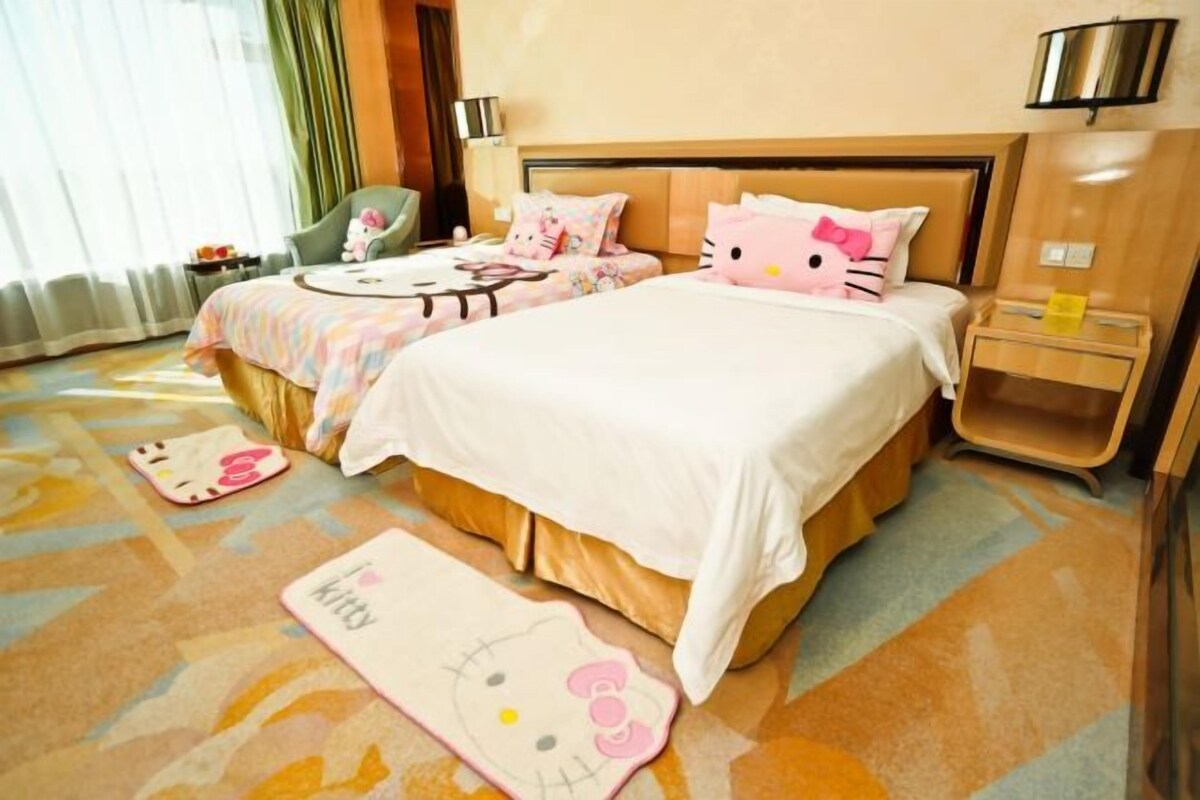 Habitación de hotel con una cama grande, mesitas de noche, una silla y vistas al exterior.